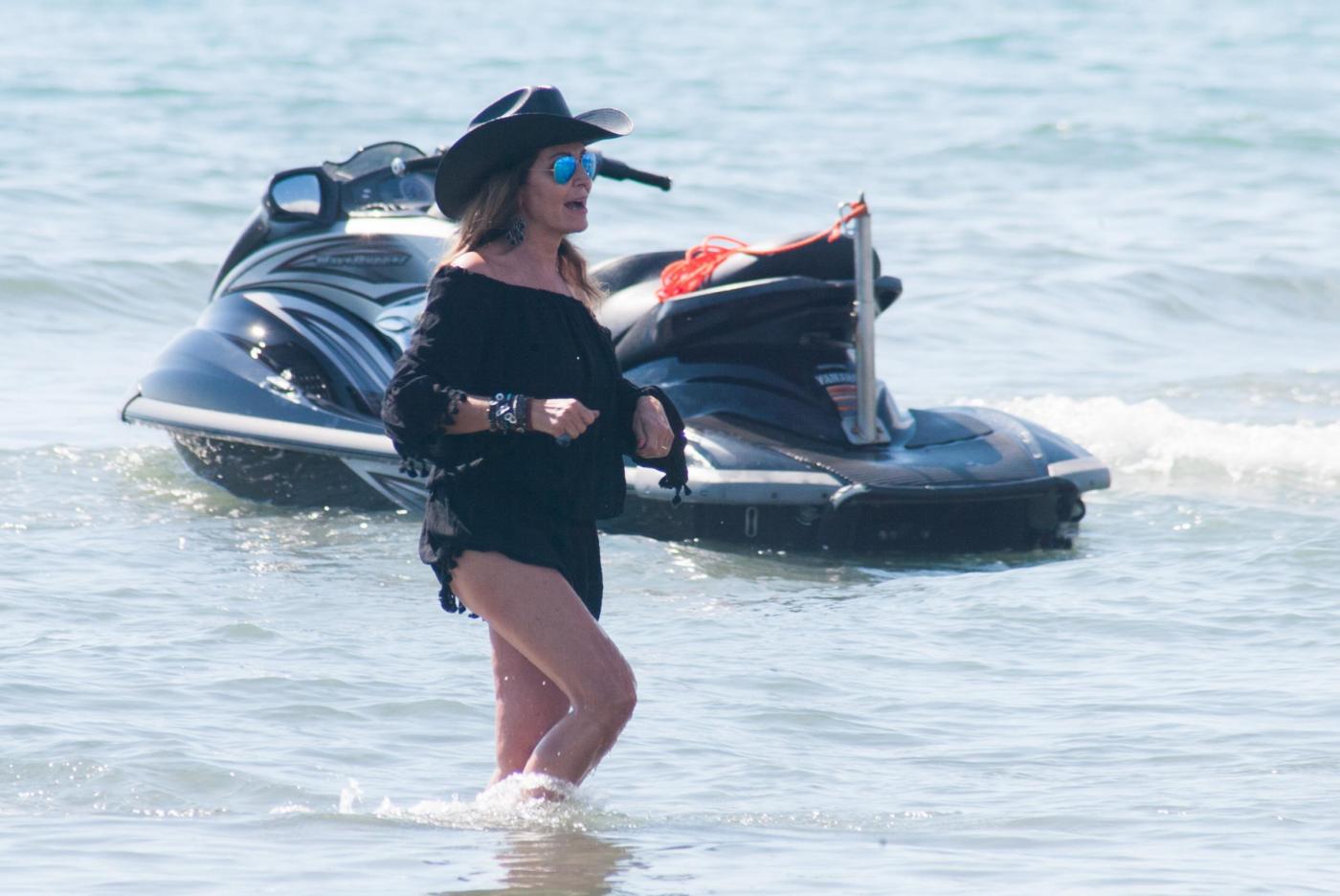Daniela Santanchè cowgirl in mare sulla moto d'acqua