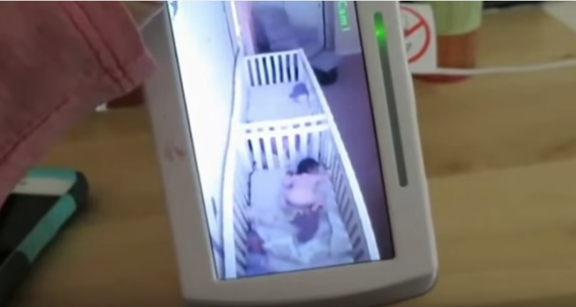 Mamma parla al baby monitor: gemelline fingono di dormire