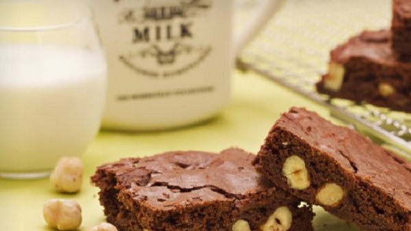 Ricette di dolci: brownies al cioccolato con nocciole