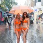Modelle in bikini sulla metro di Londra contro il cancro2