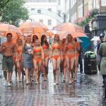 Modelle in bikini sulla metro di Londra contro il cancro1