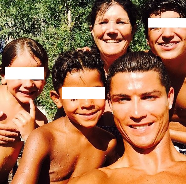 Cristiano Ronaldo: selfie con la famiglia in vacanza FOTO