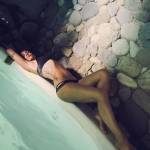 Emma Marrone, posa sensuale in piscina e fisico al top FOTO