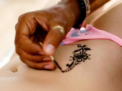 Ustionata dal tatuaggio all'henné: pelle rovinata a vita