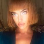 Irina Shayk: caschetto rosso e frangetta su Instagram FOTO