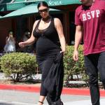 Kim Kardashian incinta ed elegante anche dal dottore3