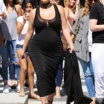 Kim Kardashian incinta ed elegante anche dal dottore2