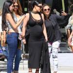 Kim Kardashian incinta ed elegante anche dal dottore