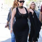 Kim Kardashian incinta ed elegante anche dal dottore13
