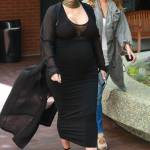Kim Kardashian incinta ed elegante anche dal dottore10