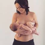 Melissa Jean, fotografa che immortala mamme che allattano bannata da Instagram