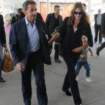 Nicolas Sarkozy e Carla Bruni mano nella mano2