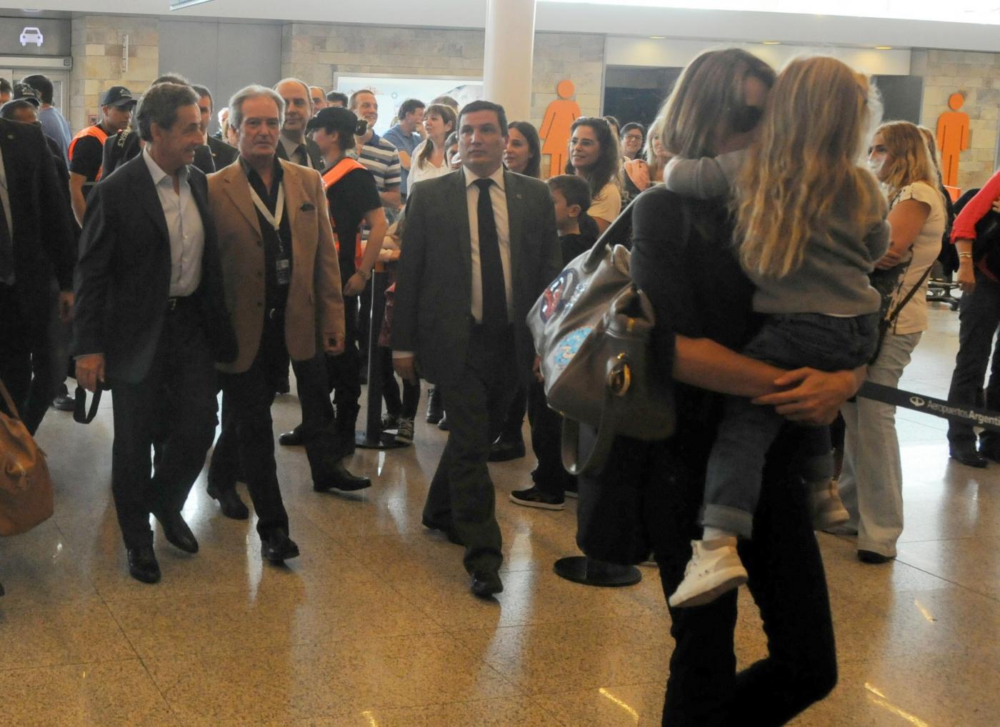 Nicolas Sarkozy e Carla Bruni mano nella mano1