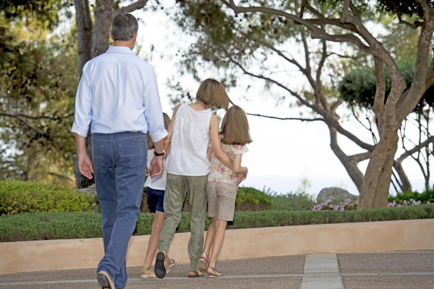 Letizia Ortiz di Spagna casual: sandali bassi in vacanza a Palma di Maiorca FOTO