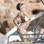 Rita Ora in bikini: vacanza a Ibiza con gli amici FOTO