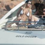 Rita Ora in bikini: vacanza a Ibiza con gli amici FOTO 3