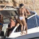 Rita Ora in bikini: vacanza a Ibiza con gli amici FOTO 6