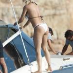 Rita Ora in bikini: vacanza a Ibiza con gli amici FOTO 8