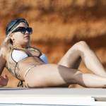 Rita Ora in bikini: vacanza a Ibiza con gli amici FOTO 10
