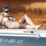 Rita Ora in bikini: vacanza a Ibiza con gli amici FOTO 11