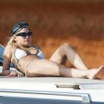 Rita Ora in bikini: vacanza a Ibiza con gli amici FOTO 12