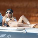 Rita Ora in bikini: vacanza a Ibiza con gli amici FOTO 13