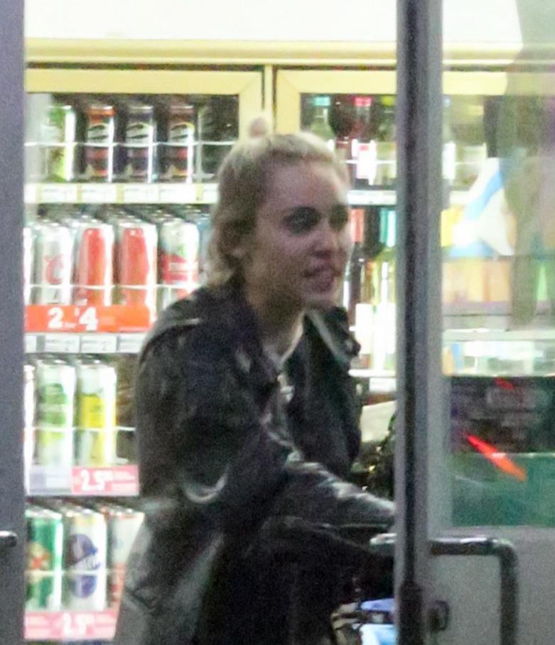 Miley Cyrus e gli spuntini in piena notte in autogrill FOTO 6