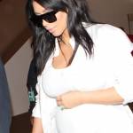 Kim Kardashian, total white attilatissimo e mano sul pancione... che cresce13