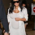 Kim Kardashian, total white attilatissimo e mano sul pancione... che cresce10