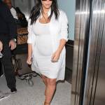 Kim Kardashian, total white attilatissimo e mano sul pancione... che cresce8