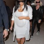 Kim Kardashian, total white attilatissimo e mano sul pancione... che cresce6