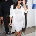 Kim Kardashian, total white attilatissimo e mano sul pancione... che cresce5