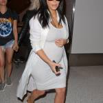 Kim Kardashian, total white attilatissimo e mano sul pancione... che cresce4