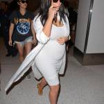 Kim Kardashian, total white attilatissimo e mano sul pancione... che cresce15