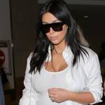 Kim Kardashian, total white attilatissimo e mano sul pancione... che cresce3