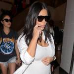 Kim Kardashian, total white attilatissimo e mano sul pancione... che cresce