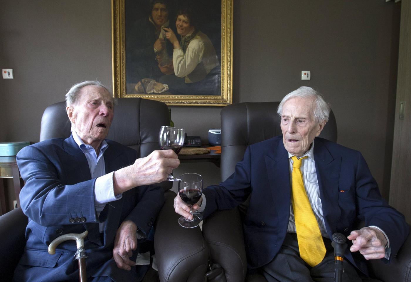 Gemelli più vecchi del mondo a 102 anni. "Segreto? Bere vino"7
