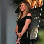 Jennifer Aniston sensuale: tubino nero e fede in bella vista 5