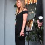 Jennifer Aniston sensuale: tubino nero e fede in bella vista 3