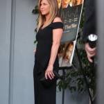Jennifer Aniston sensuale: tubino nero e fede in bella vista 1