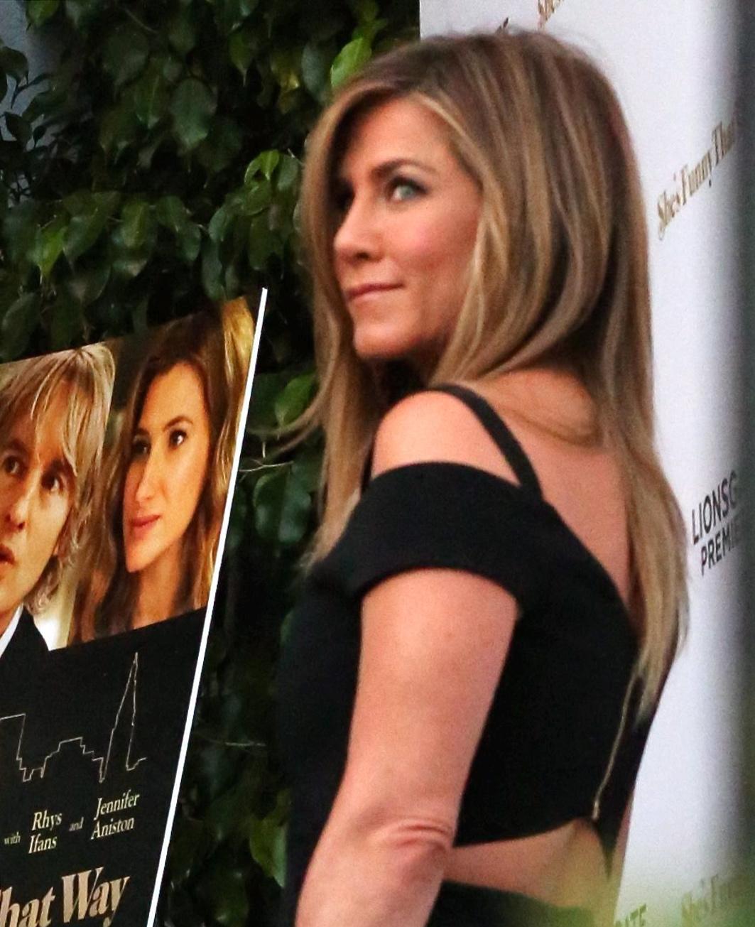 Jennifer Aniston sensuale: tubino nero e fede in bella vista 9