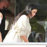 Kim Kardashian in dolce attesa, al mare sì ma...vestita FOTO