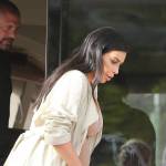Kim Kardashian in dolce attesa, al mare sì ma...vestita FOTO 5
