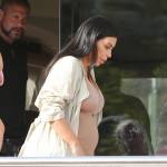 Kim Kardashian in dolce attesa, al mare sì ma...vestita FOTO 6