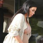 Kim Kardashian in dolce attesa, al mare sì ma...vestita FOTO 7