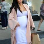 Kim Kardashian, abito super aderente in gravidanza FOTO
