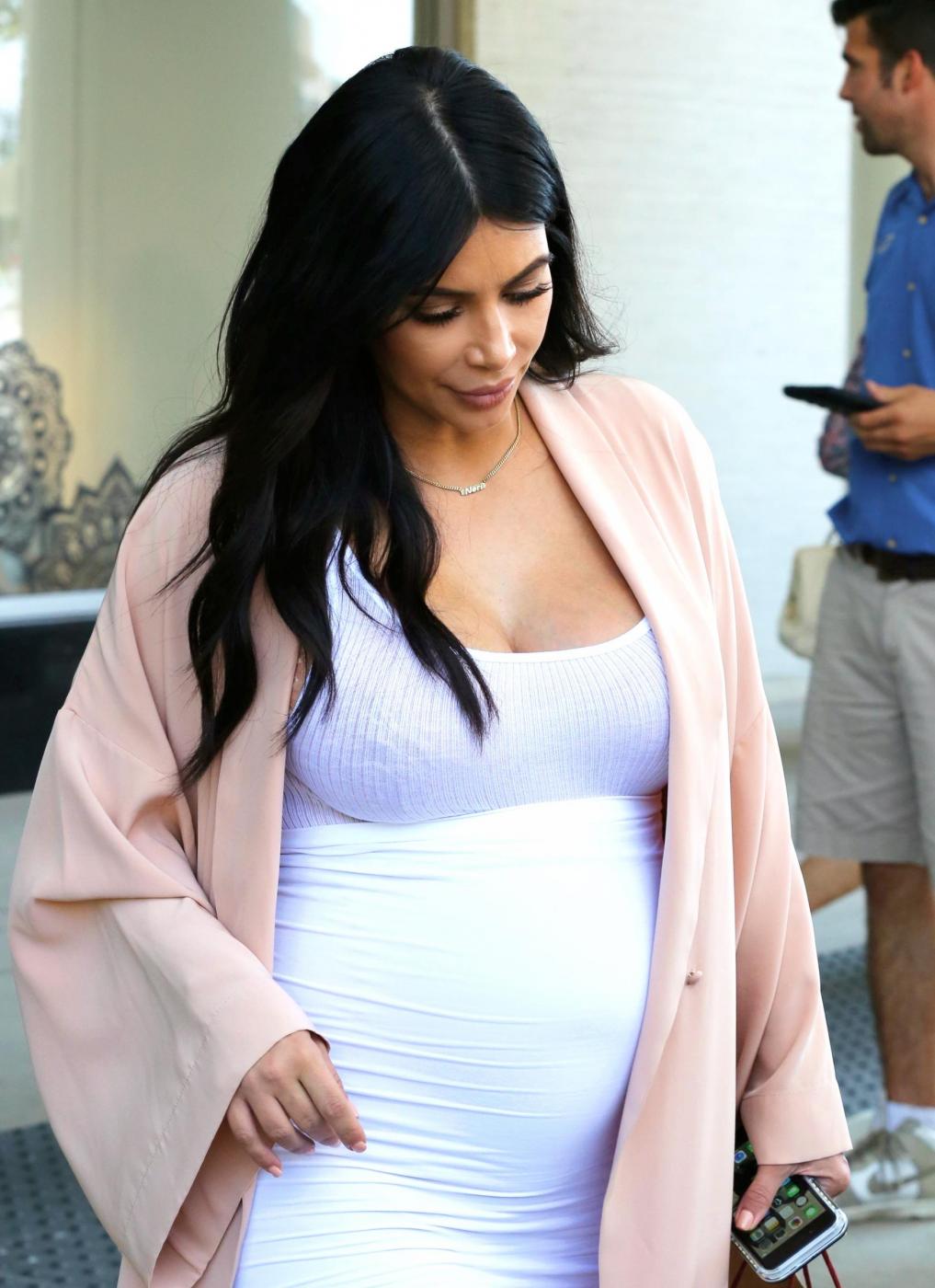 Kim Kardashian, abito super aderente in gravidanza FOTO 4
