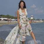 Alessandra Ambrosio a Venezia con abito bianco floreale8