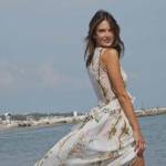 Alessandra Ambrosio a Venezia con abito bianco floreale5