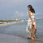 Alessandra Ambrosio a Venezia con abito bianco floreale4